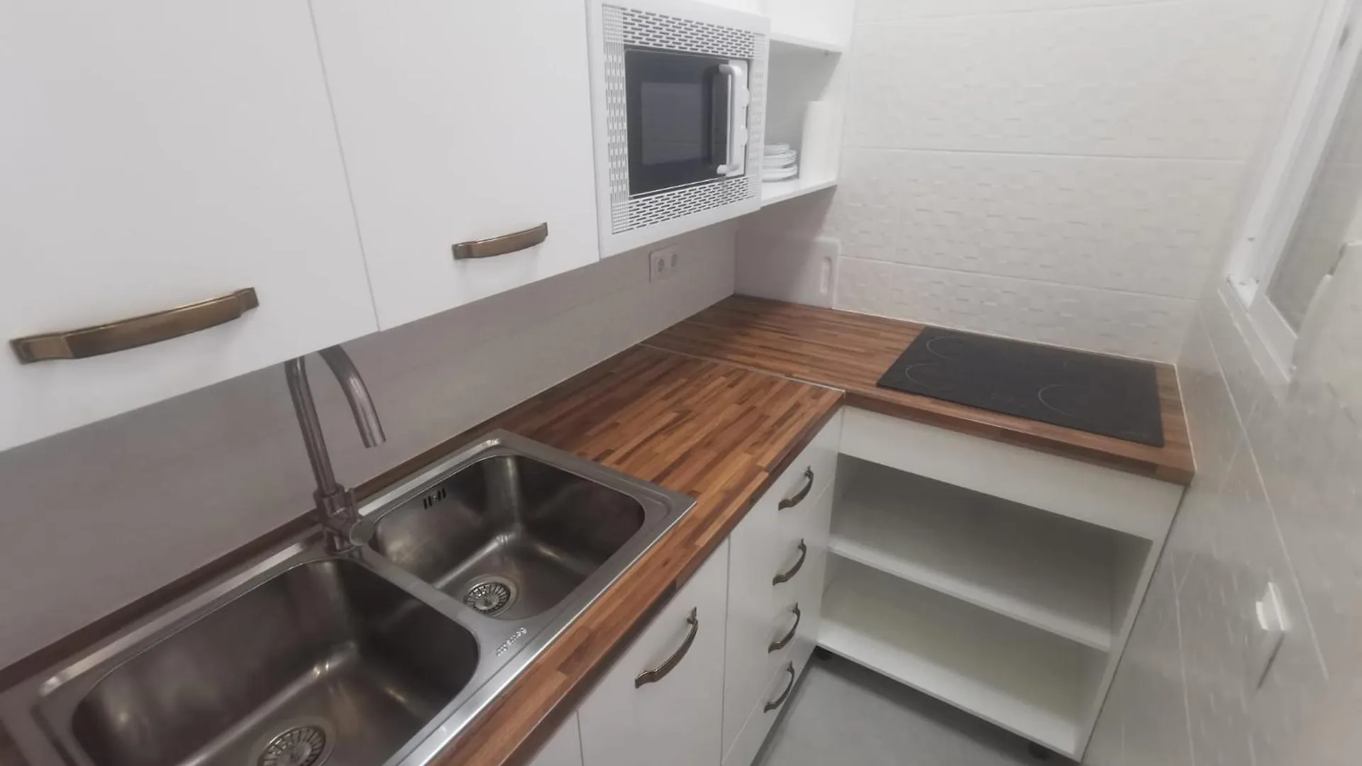 Urbanizacion La Roca, Estudio Torremolinos 0*,